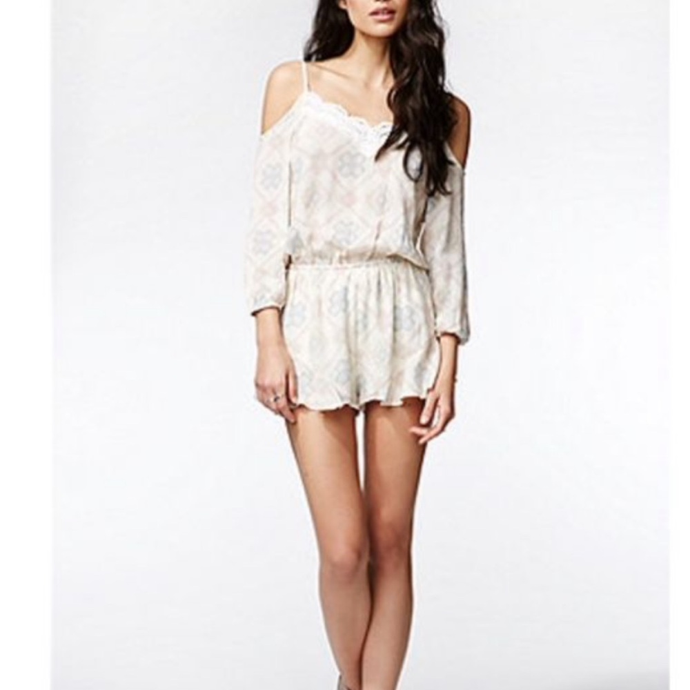 Kendall & Kylie Cream Lace Detail cold shoulder Romper size S